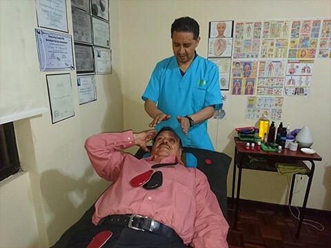Fernando Ipial Morillo realizando terapia energética