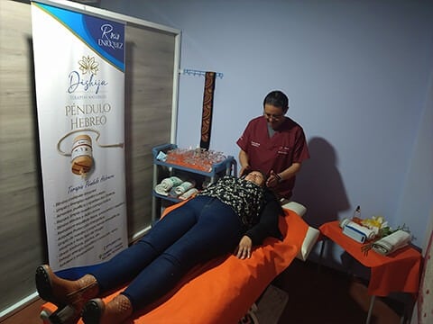Fernando Ipial Morillo realizando terapia de liberación emocional
